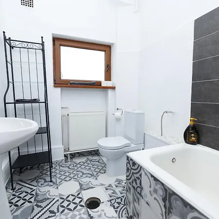 Color Franceza Street 4bedrooms דירה