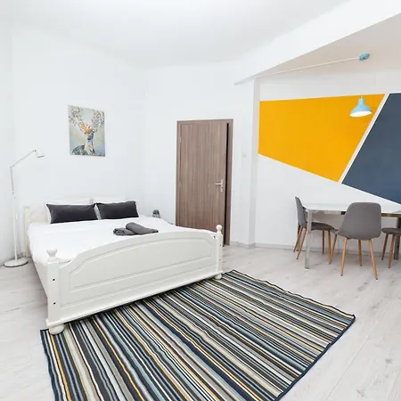 アパート Color Franceza Street 4bedrooms ブカレスト