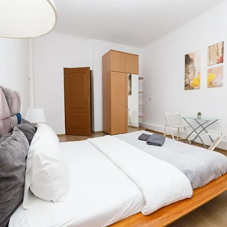 Color Franceza Street 4bedrooms ブカレスト