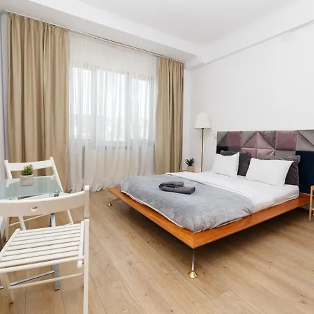 Color Franceza Street 4bedrooms דירה *