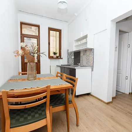 アパート Color Franceza Street 4bedrooms ブカレスト