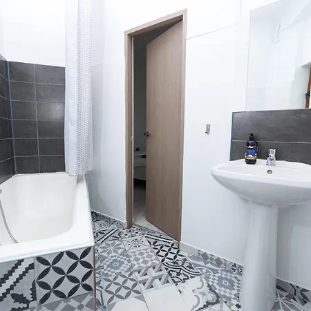 Color Franceza Street 4bedrooms דירה