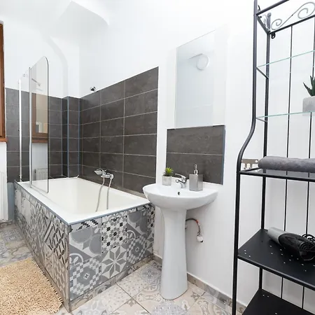 Color Franceza Street 4bedrooms דירה